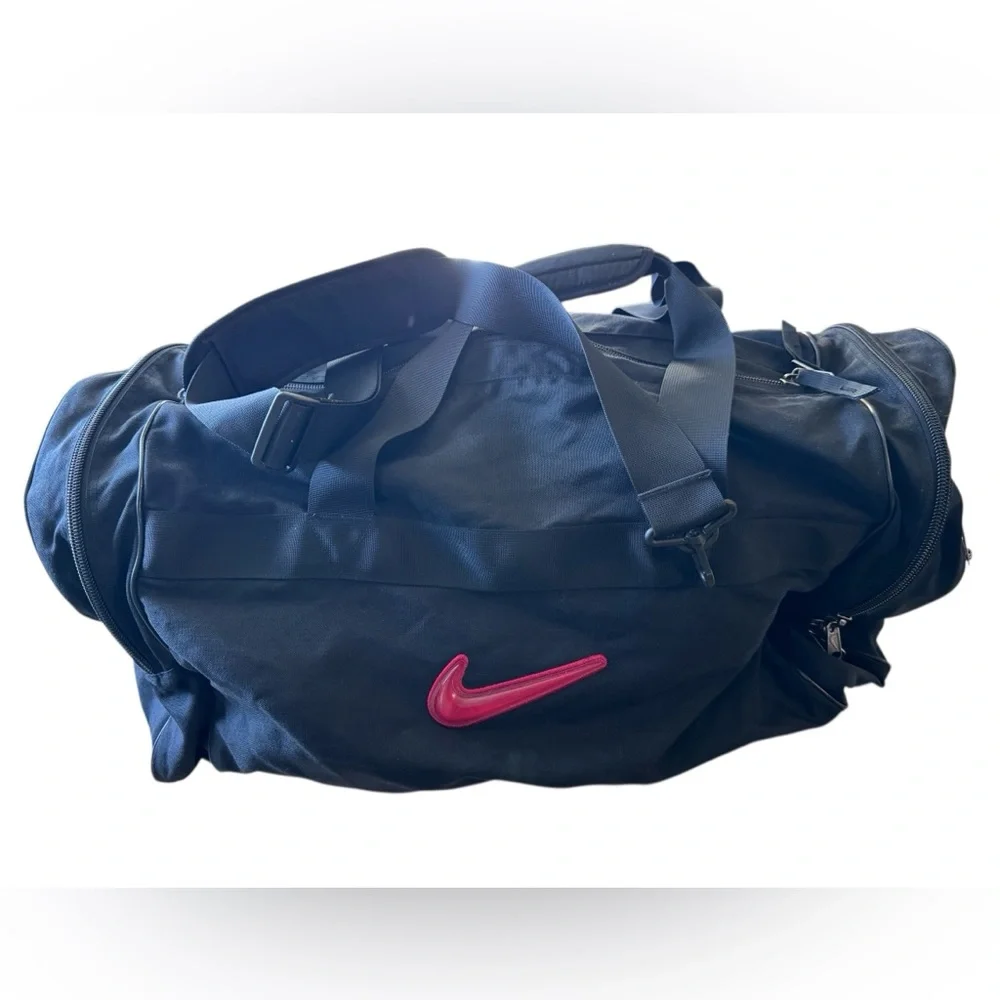 Nike Black Red High End Large Training Duffel Bag 3D Swoosh MINTY